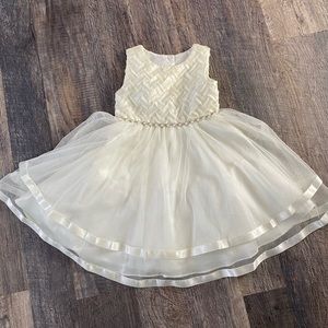 Girls off white formal dress, sz 4/4T